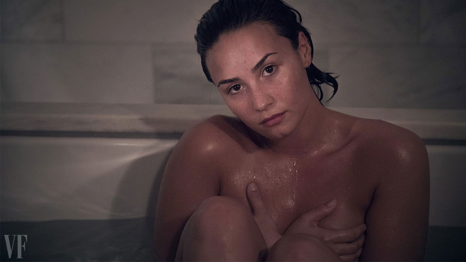 Free Lesbian Porn Demi Lovato - Demi Lovato Poses Completely Nude and Makeup-Free