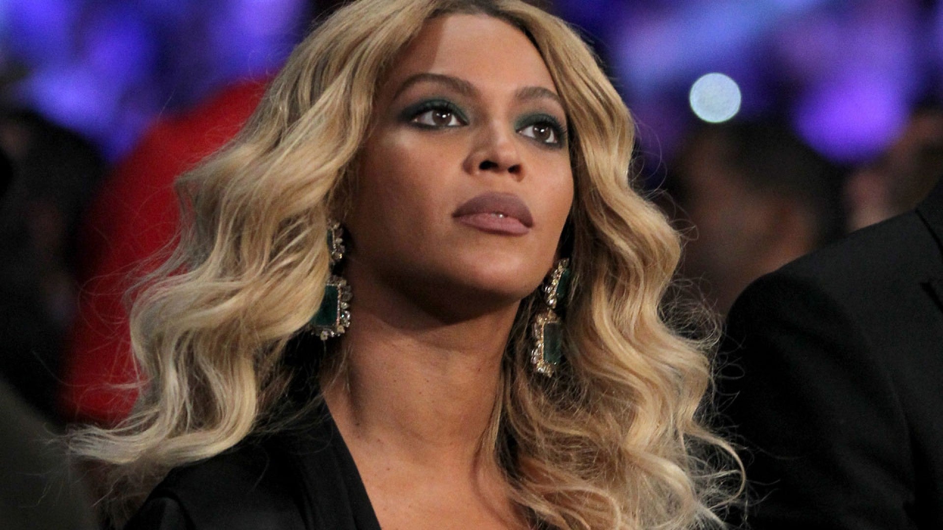 Beyoncé  Rocks Jaw-Dropping Cleavage to Las Vegas Fight Night