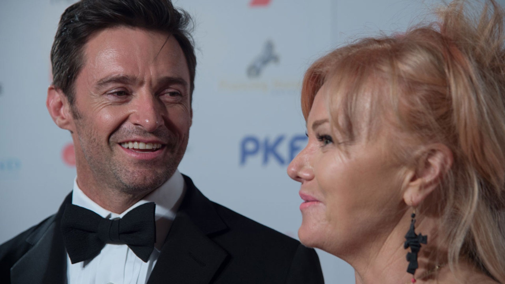 Hugh Jackman Shares Adorable Throwback Wedding Pic To Celebrate 20th Anniversary With Wife Entertainment Tonight