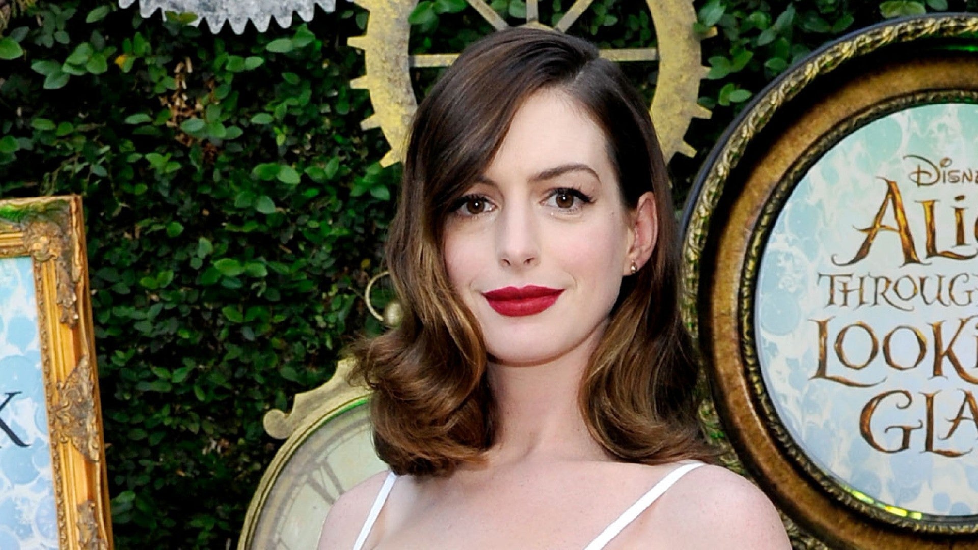 1920px x 1080px - Anne Hathaway Flaunts Sexy Cleavage-Baring Dress -- See the Pic!