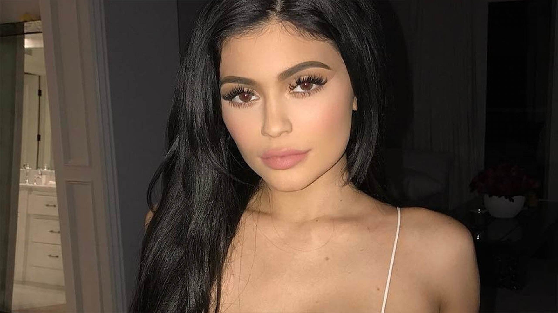 Kylie Jenner Flaunts Her Voluptuous Curves See The Pics