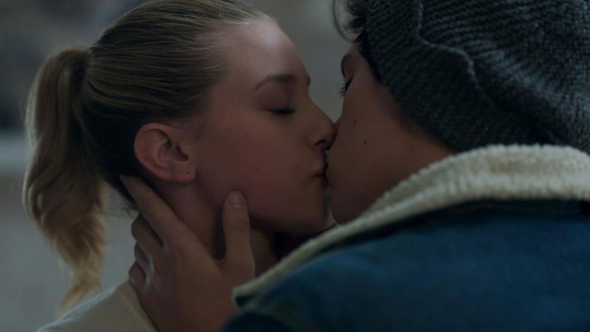 Exclusive Riverdale S Most Romantic Season 1 Scenes We Dare You Not To Swoon Entertainment Tonight
