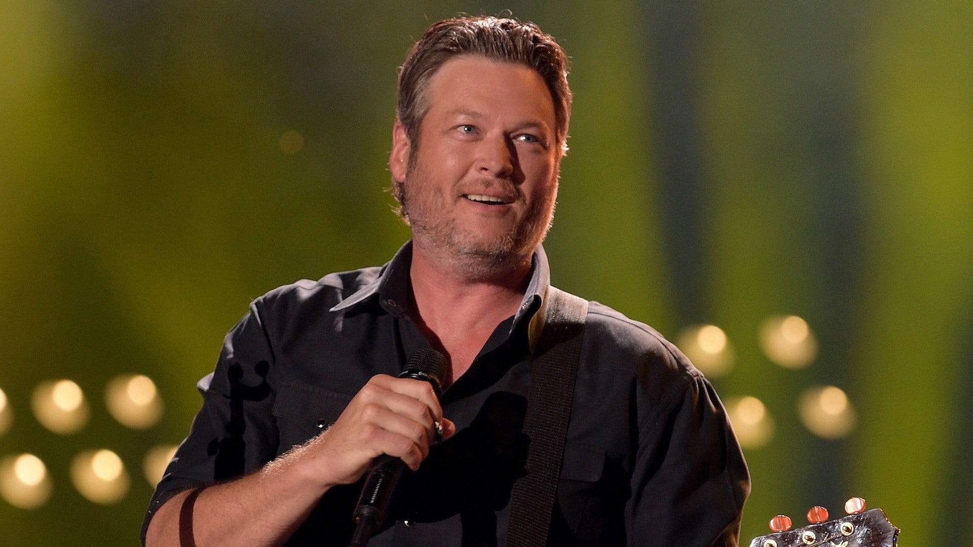 Blake Shelton Falls Onstage During Concert And Jokes Id Been Drinking A Lot 