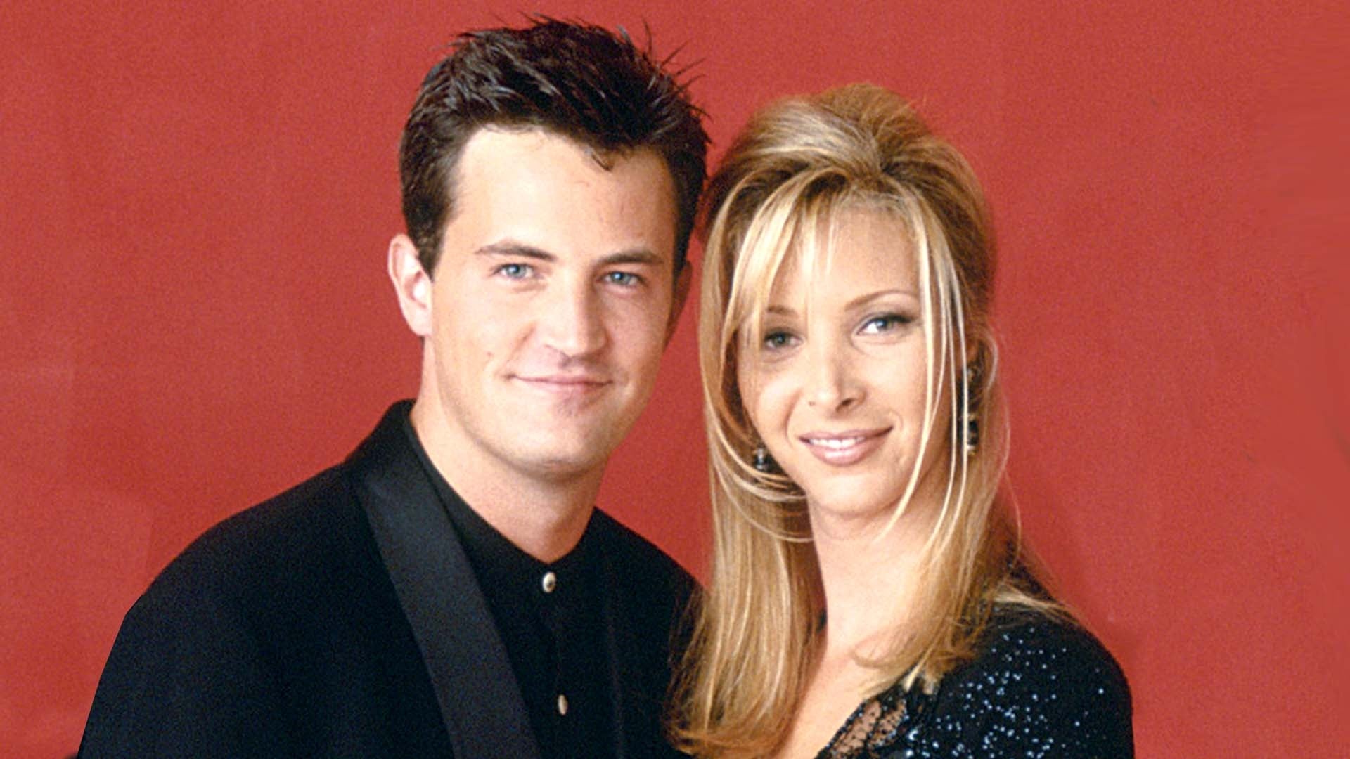 Lisa Kudrow Reveals She's Rewatching 'Friends' to Honor Late Matthew Perry