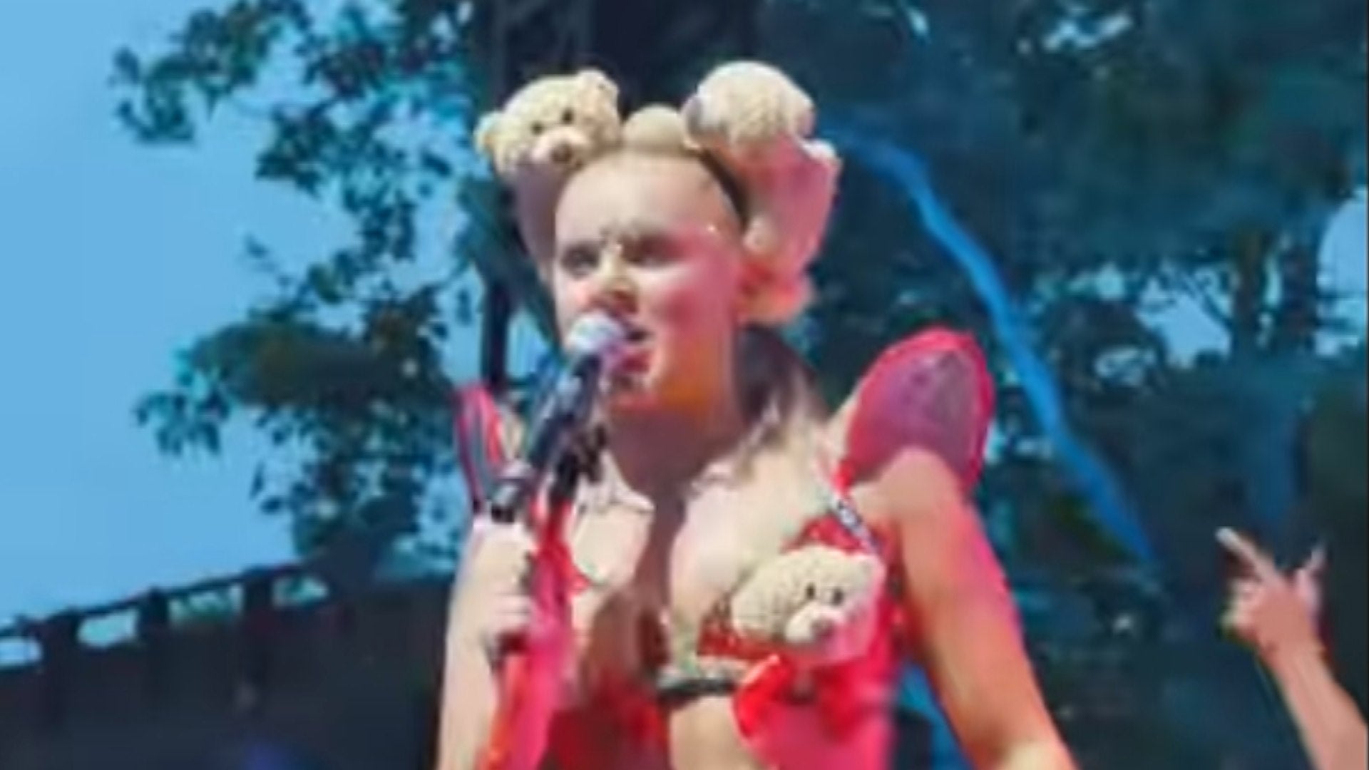 JoJo Siwa Curses Out Crowd After Getting Booed at NYC Pride Concert 
